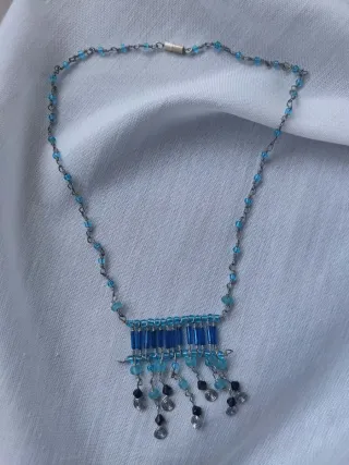 Colar azul e preto com pendentes
