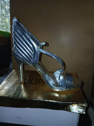 Zapatos de tacón plateados 