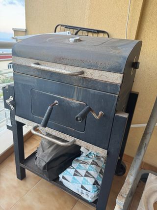 Barbacoa de carbón negra y plateada