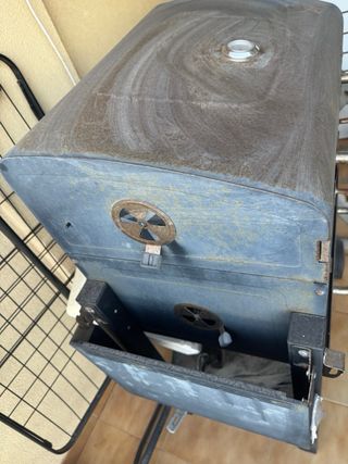 Barbacoa de carbón negra y plateada