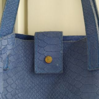 Bolso azul de piel con textura