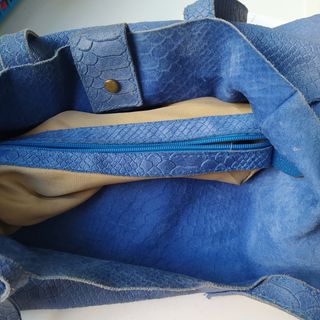 Bolso azul de piel con textura
