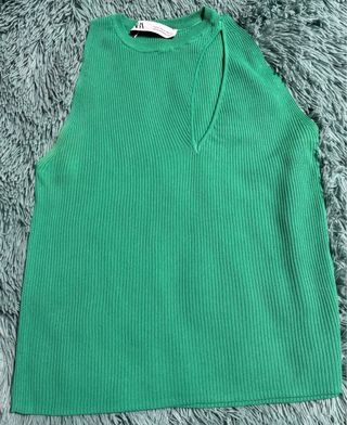Top Zara canalé verde con abertura hombro Talla M