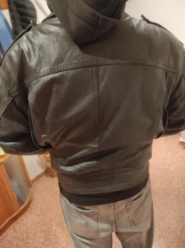 Cazadora de Piel Negra