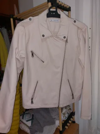 Cazadora efecto piel crema