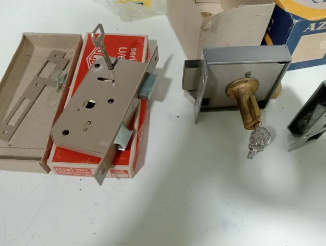 Lote cerraduras antiguas azbe y ucem.