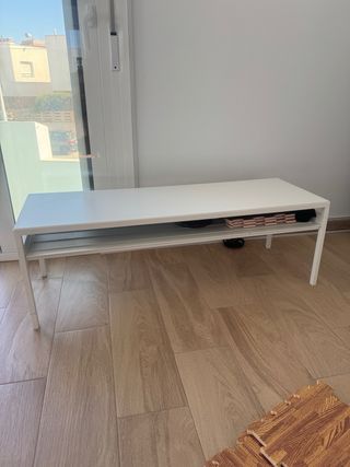 Banco moderno blanco con estante