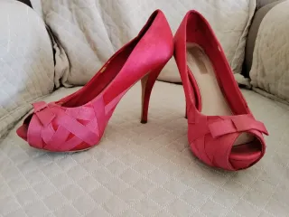 Zapatos de tacón fucsia con lazo
