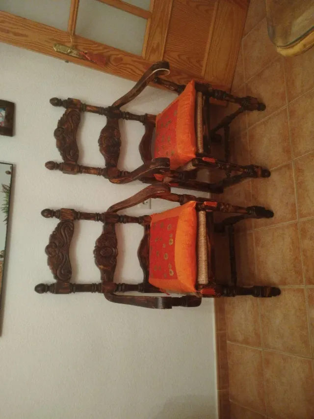 2 Sillas de madera con cojín naranja
