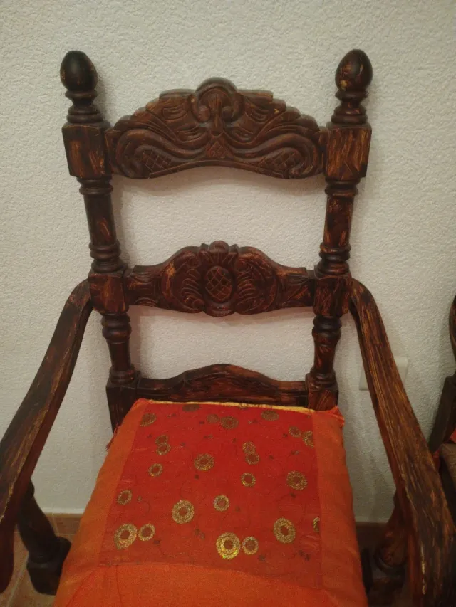 2 Sillas de madera con cojín naranja