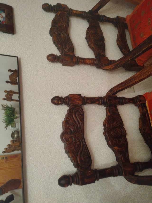 2 Sillas de madera con cojín naranja