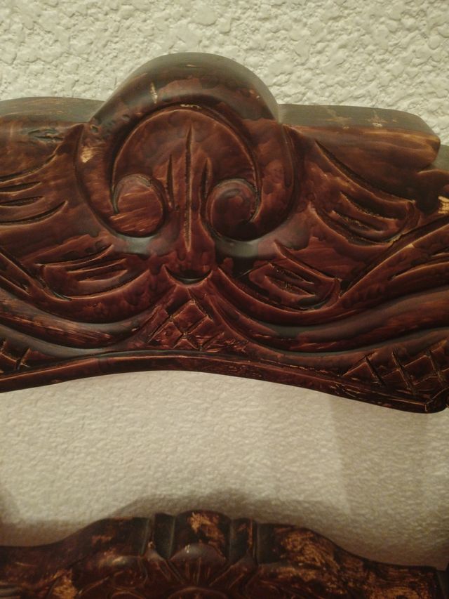 2 Sillas de madera con cojín naranja