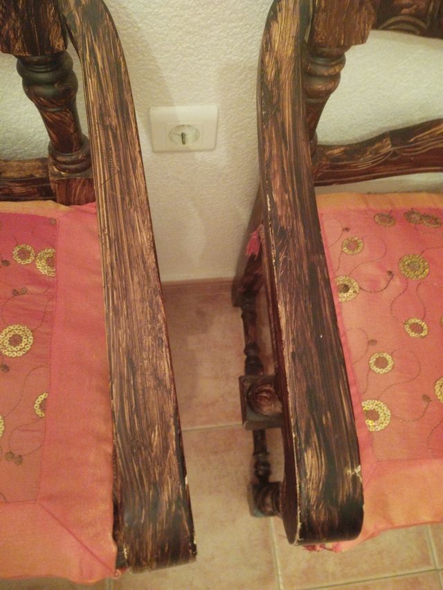 2 Sillas de madera con cojín naranja