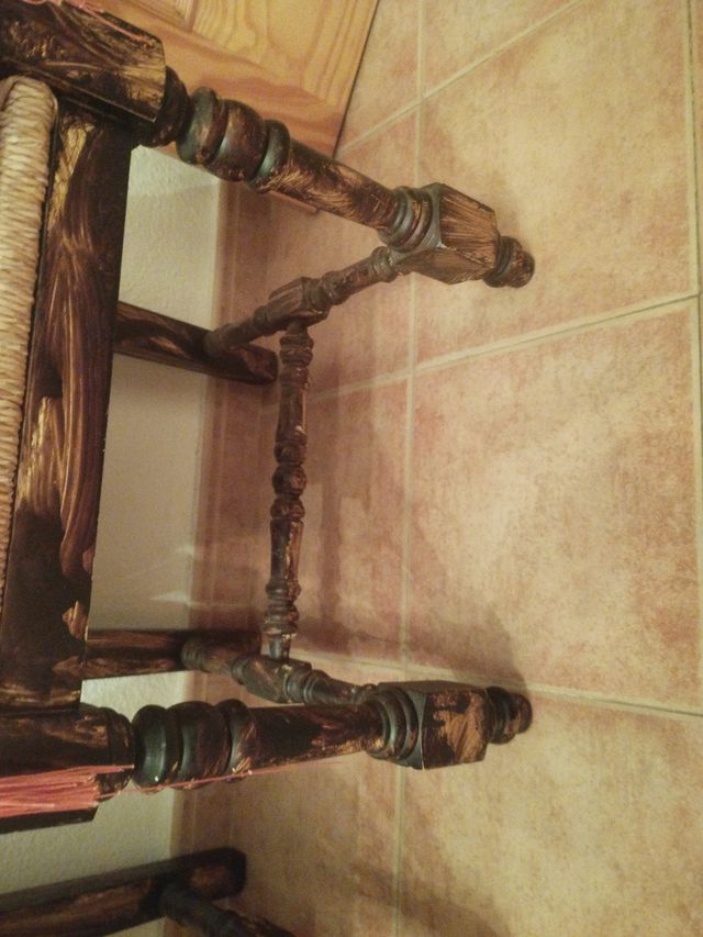 2 Sillas de madera con cojín naranja