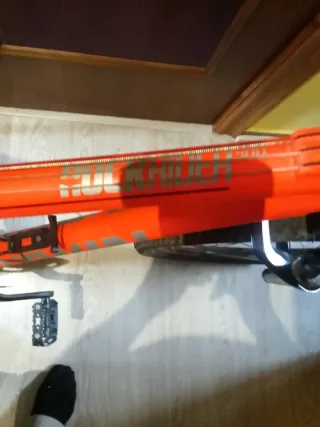 Bicicleta de montaña naranja