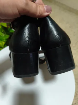 Sandalias de tacón negras con hebilla fina