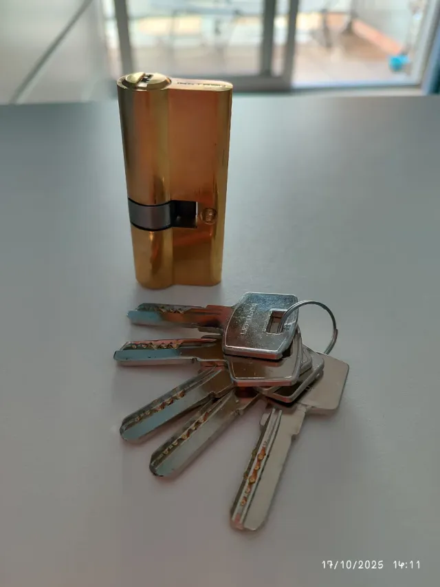 Bombín dorado con 5 llaves