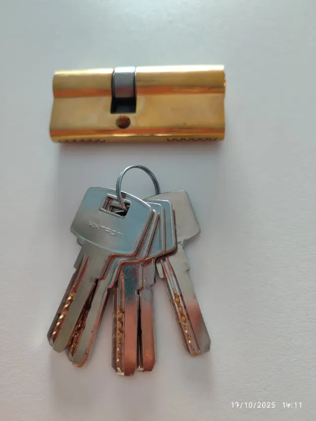 Bombín dorado con 5 llaves