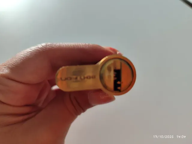 Bombín dorado con 5 llaves