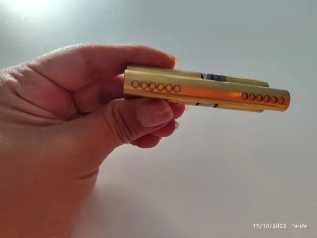 Bombín dorado con 5 llaves