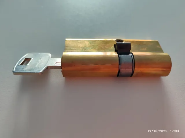 Bombín dorado con 5 llaves