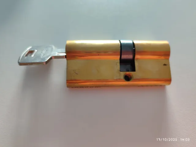 Bombín dorado con 5 llaves