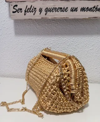 Bolso de mano dorado con cadena