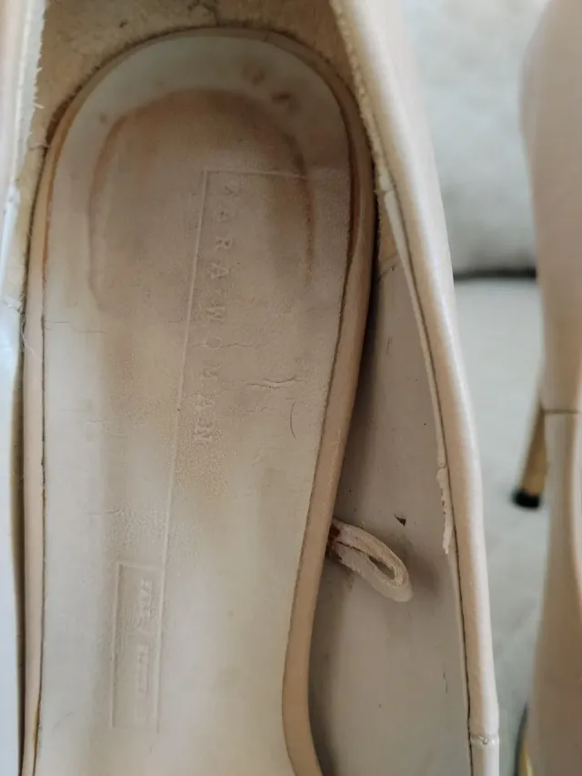 Zapatos de tacón beige y dorado