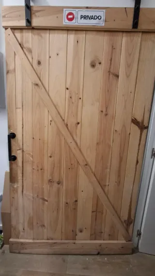 Puerta madera con riel acero