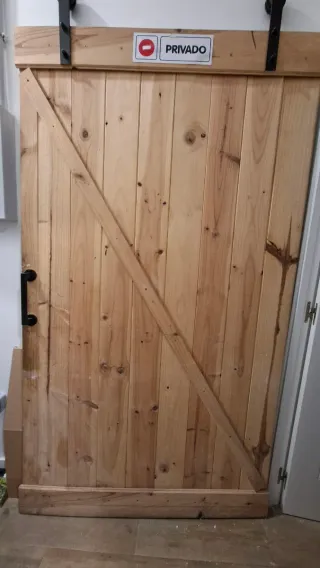 Puerta madera con riel acero