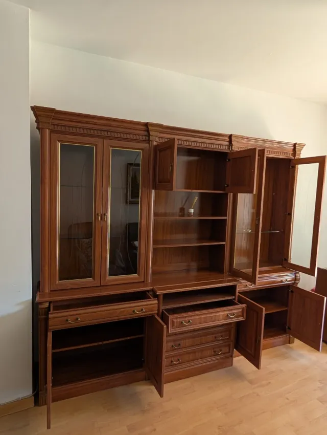 Mueble de salón de madera y cristal