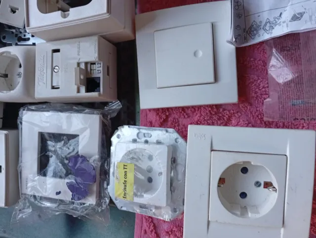 Material eléctrico variado: Enchufes, cables, bomb