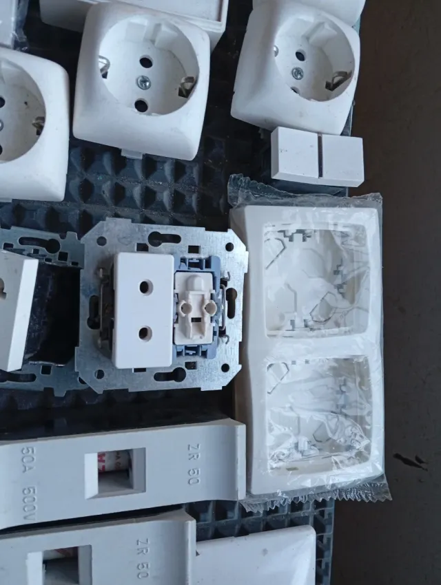 Material eléctrico variado: Enchufes, cables, bomb