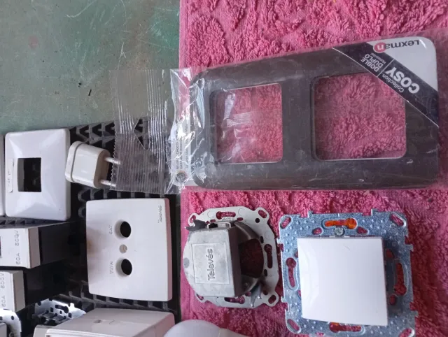 Material eléctrico variado: Enchufes, cables, bomb