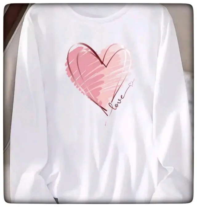 Camiseta blanca con corazón rosa