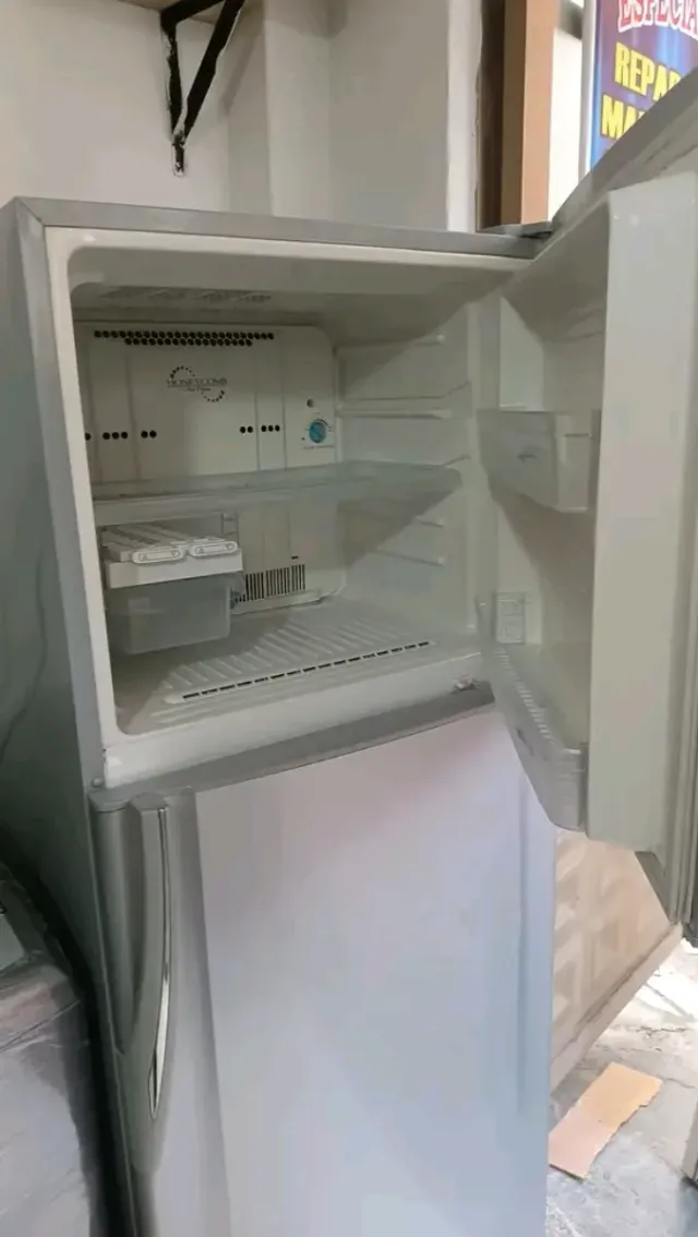 Nevera-congelador Sharp gris metalizado