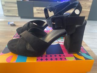 Sandalias de tacón negras para mujer. 
