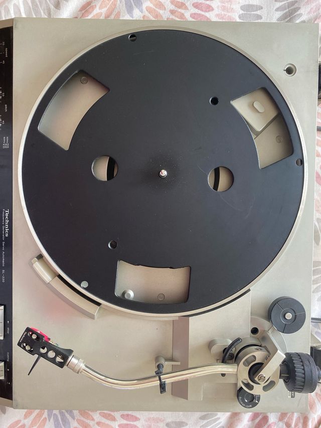 Tocadiscos Technics SL 220 con tapa
