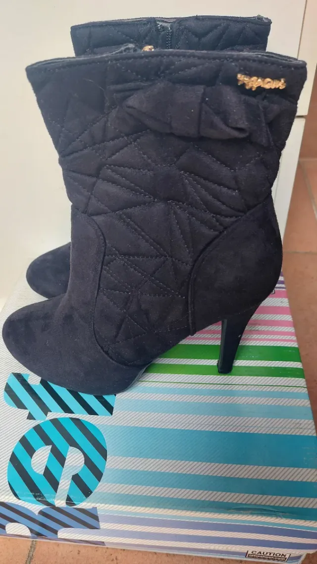 Stivaletti scamosciati neri "Refresh"