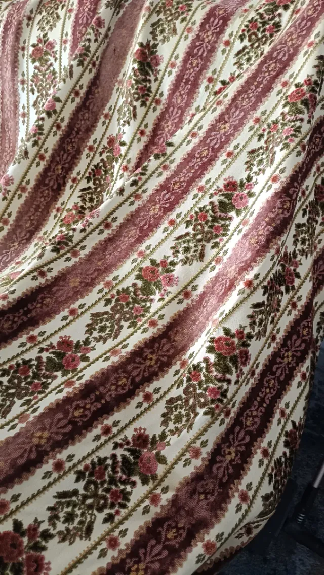 Cortinas beige y rosa con estampado floral