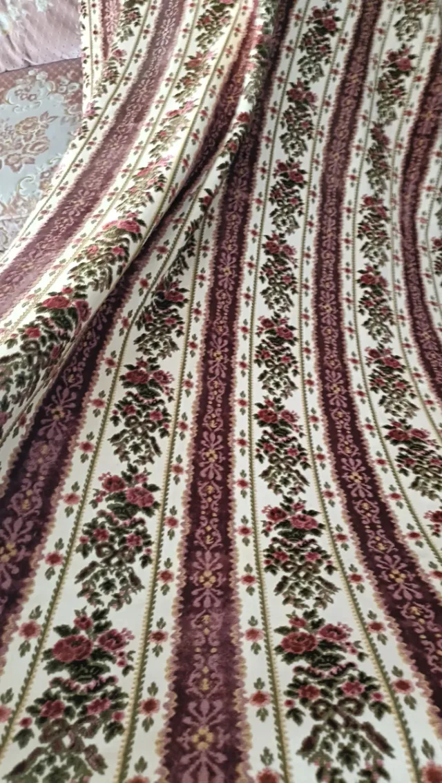 Cortinas beige y rosa con estampado floral