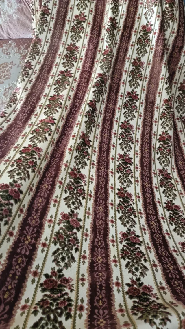 Cortinas beige y rosa con estampado floral