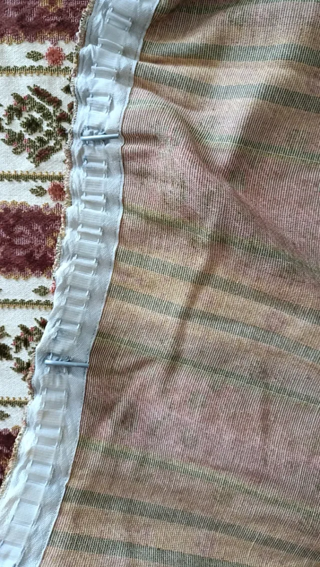 Cortinas beige y rosa con estampado floral