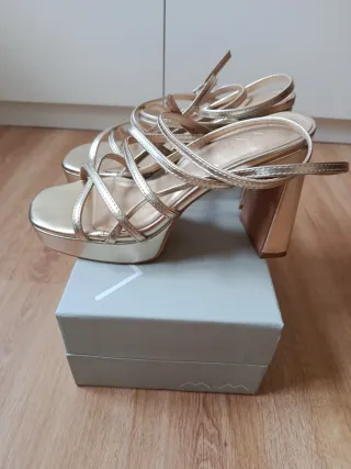 Sandalias doradas fiesta MIM,usadas una única vez