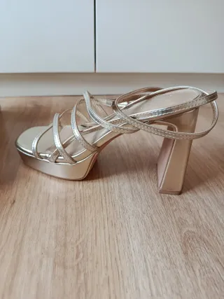 Sandalias doradas fiesta MIM,usadas una única vez