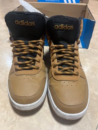Zapatillas Adidas Marrones y Negras