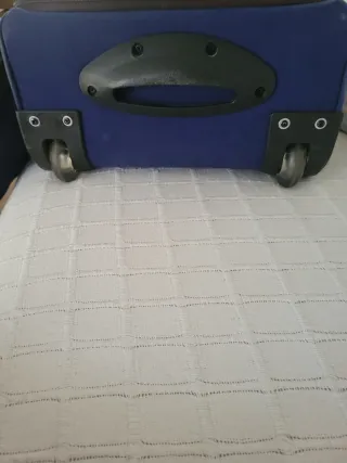 Maleta de mano azul y marrón