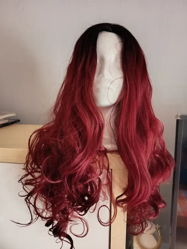 Peluca larga ondulada rojo oscuro