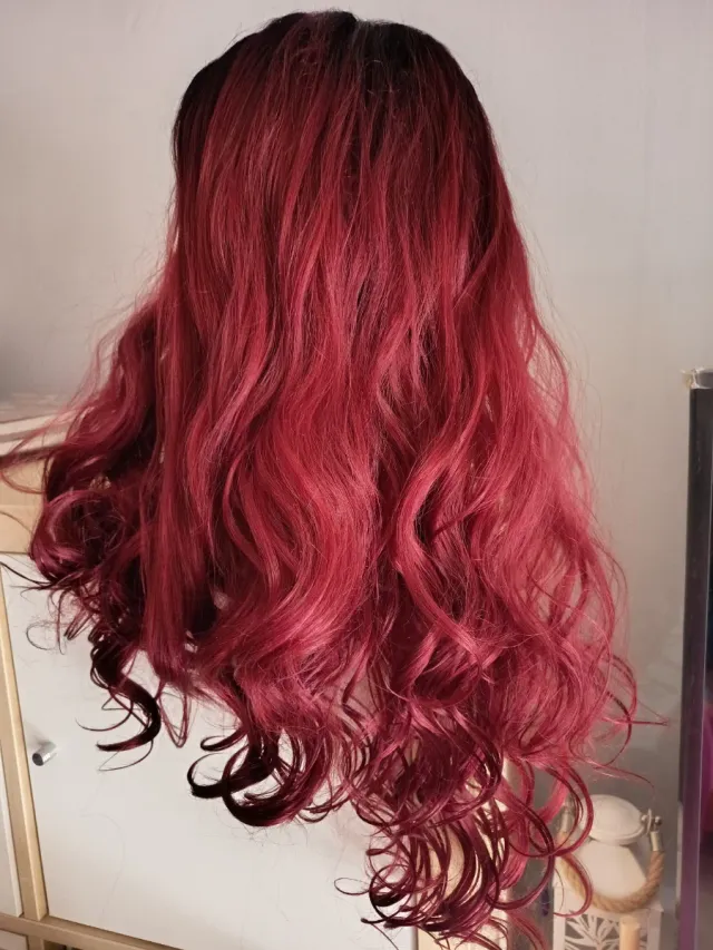 Peluca larga ondulada rojo oscuro