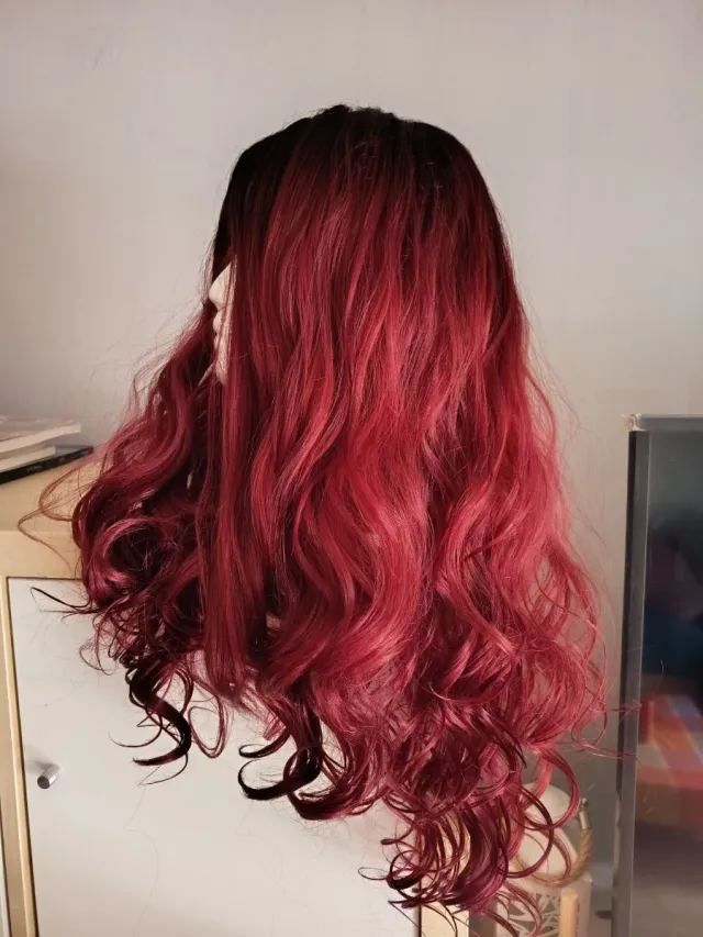 Peluca larga ondulada rojo oscuro